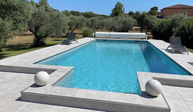 In a haven of peace villa with swimming pool, soccer field, pétanque.