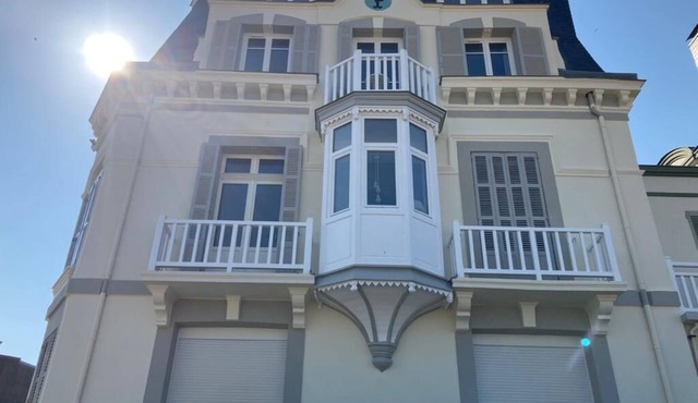 In a listed seaside villa, apartment 6 p.