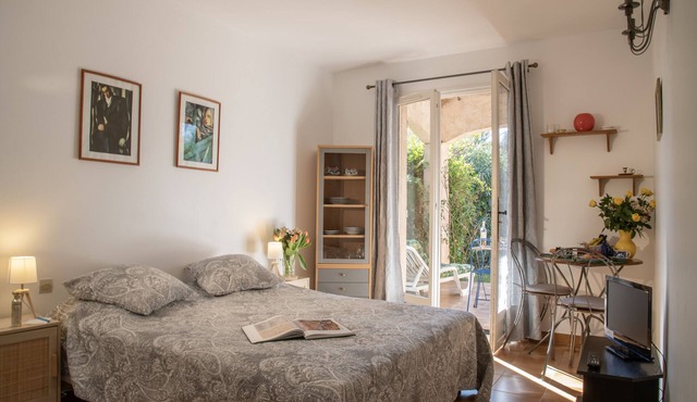 In a magnificent 2-person villa with covered terrace and garden