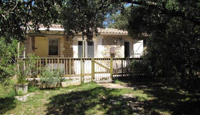 In a Mediterranean park, quiet gîte, swimming pool, bike hire