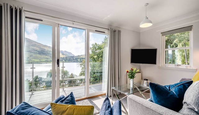 In a peaceful location, this cottage is bright and modern with stunning views over Loch Earn.