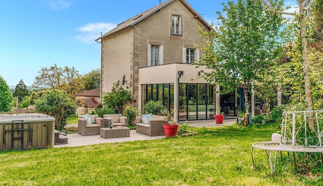 In a quiet and green location, this spacious and comfortable vacation home welcomes you.