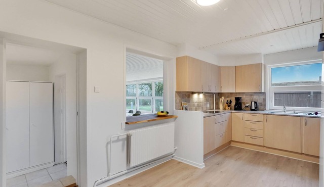 In a quiet and idyllic location welcomes you this versatile house.