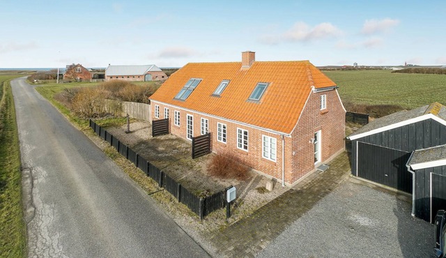 In a quiet location, close to Trans Beach, this spacious and beautiful vacation home welcomes you.