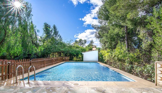 In a quiet location in Urbanizacion San Gerardo, this spacious vacation home welcomes you for a vari