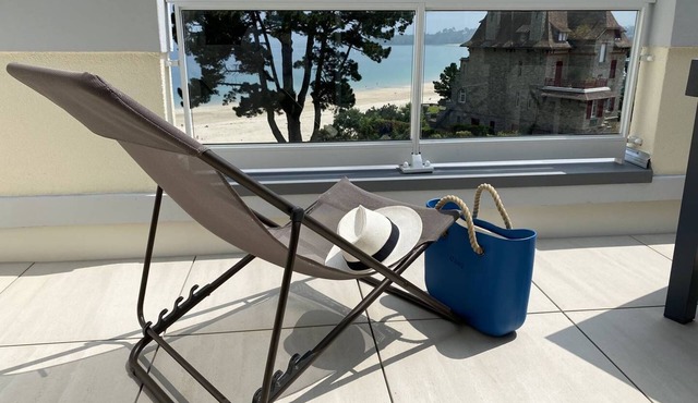 In a quiet residence, tastefully decorated apartment with sea view