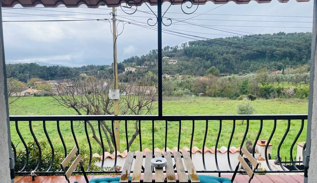 In a quiet setting, single-storey house overlooking the lush greenery of the Var.