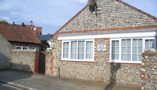 In a quiet street this pretty bungalow is located close to the beach & the town centre of Sheringham