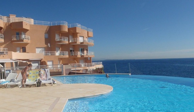 In a residence by the water, 2 rooms, sleeps 4 to 5, sunny, seaside view