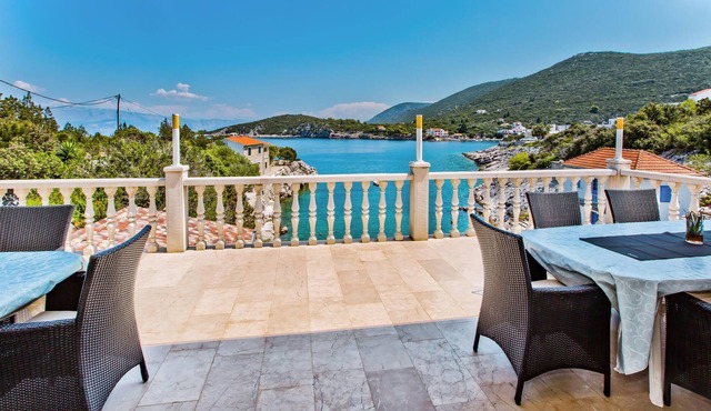 In a small and quiet bay, below the village Zastrazisce and directly on the sea is this semi-detache