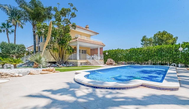 In a suburb of Murcia awaits you this authentic vacation home with beautiful garden and amenities.