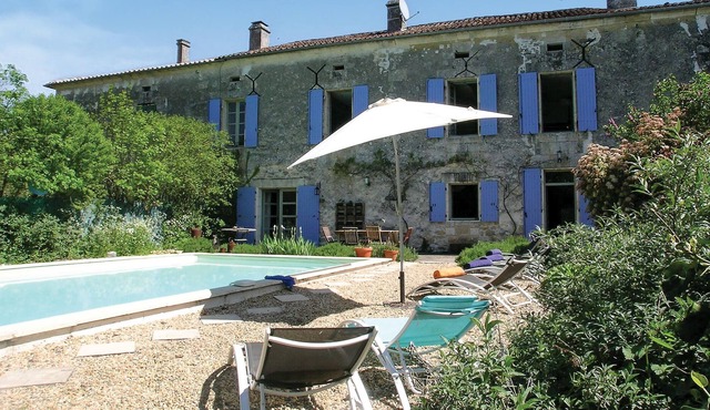 In a village, next to the house of the owner, this cottage with swimming pool awaits you.
