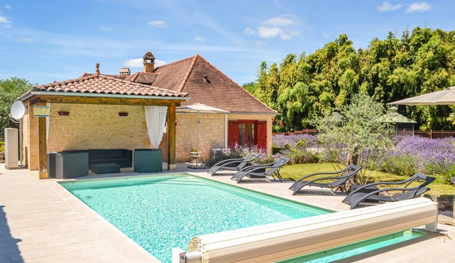 In an excellent location between the three villages of Sarlat, Les Eyzies and Lascaux you will find