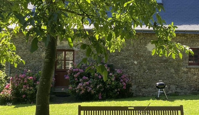 In Anjou, gîte in the castle grounds, with garden and heated swimming pool.