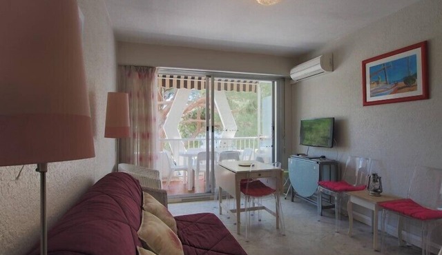 IN CENTER CITY T2, air-conditioned 5 sleeps, shops beach, a few steps .;