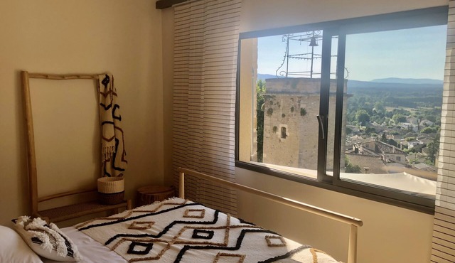 In Chateauneuf de Gadagne, in the heart of the village: 2 independent bedrooms