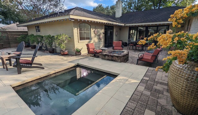 In city house, 2-bed, 2-bath, gym, pool, professional kitchen, luxury amenities.