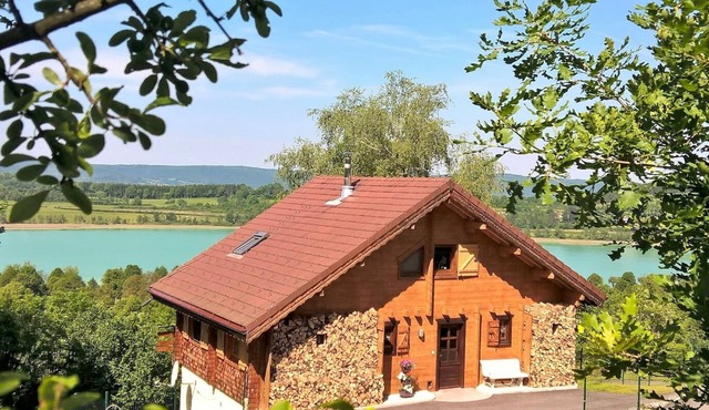 In Clairvaux-Les-Lacs: 35m2 suite overlooking the lakes!