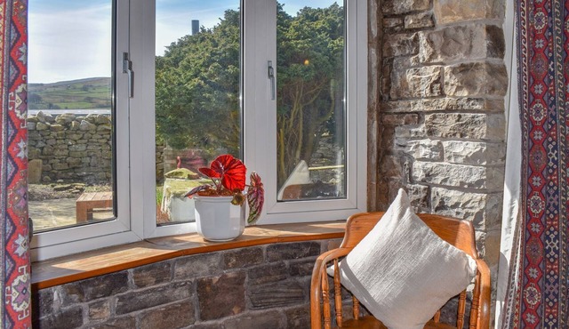 In close proximity to the Penine Way and Hawes, this a great property for walkers or a family to sta