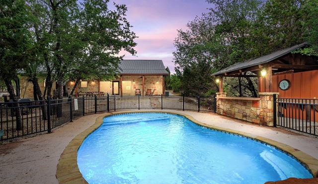 In Concan, private pool, outdoor fireplace, NO bunk beds, less than 5-minute drive to THE Frio River