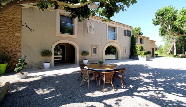 In Entressen, Alpilles, country house with A/C and excellent amenities pets admitted(1).