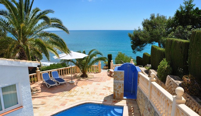 In first sea line with priavate access to the beach, pool and tennis court