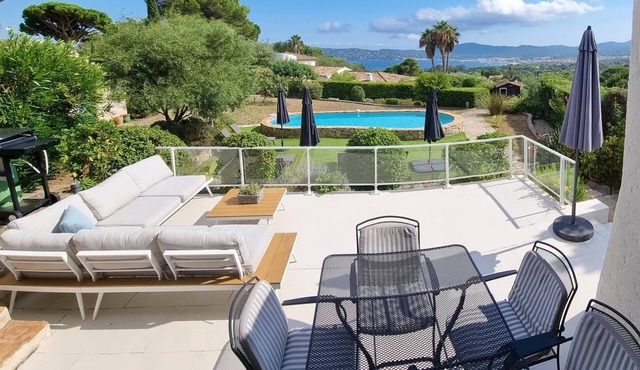 In Grimaud, sea view villa with pool, for 8 people