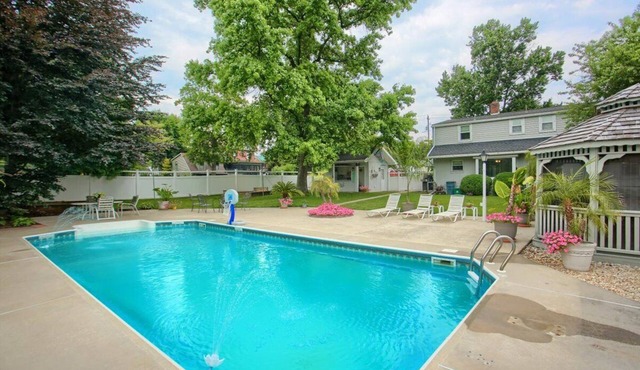 IN-GROUND POOL, Large Private Fenced Yard, Dining Gazebo, Outdoor Kitchen/Bath