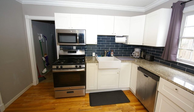 In heart of Atlanta, short walk to museums & restaurants FREE off street parking