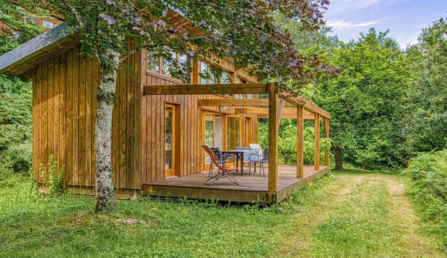 In idyllic location of a forest and near the river Vaur is this cozy wooden house.