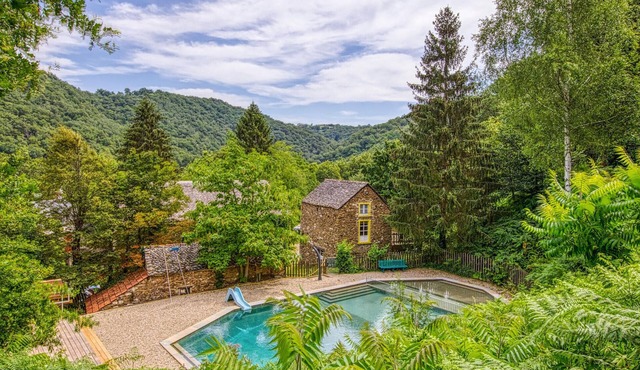 In idyllic location of a forest and near the river Vaur is this cozy wooden house.