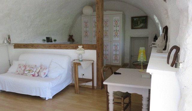 In Jean Giono country, at the foot of the village of Lurs, in the countryside.