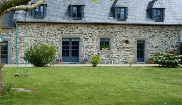 In Kervoyal, charming longère just a stone's throw from the sea.