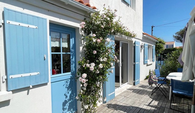In l'Herbaudière, 100 m from the sea, 5 mn from the port, ideal house for 4 people