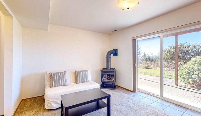 In-Law suite with mountain views, patio, jetted tub, & full kitchen