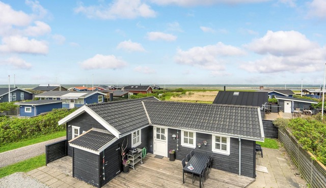 In Lendrup there is a nice lido on the beach, on the beach you can book tennis courts, rent a boat,