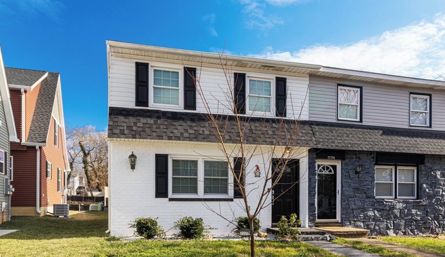 In Leonardtown Square! Spacious 3-bedroom townhome, walk to wharf, shops, food!