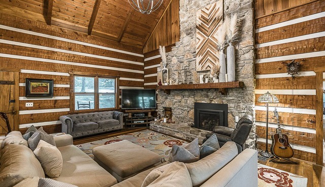 In mountains Close to fun Luxury Log Cabin 21 Acres 18 min to Downtown!