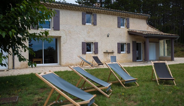 In nature, 3 bedroom house sleeps 8-10, totally renovated in 2019