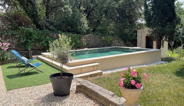 In Nîmes in the heart of nature with swimming pool