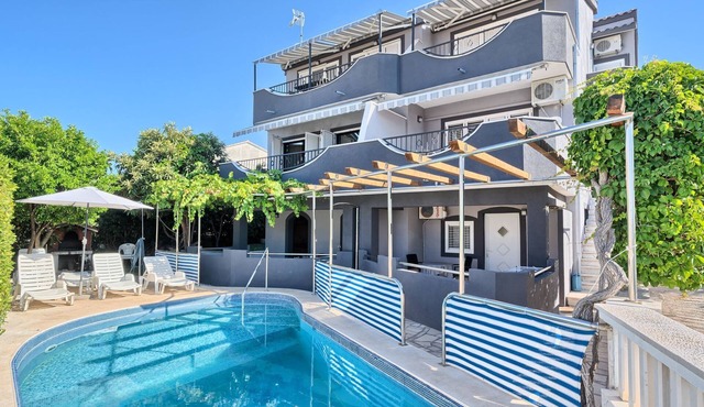 in Okrug Gornji mit Grill, gemeinsamem Pool und Garten und Meerblick by Interhome