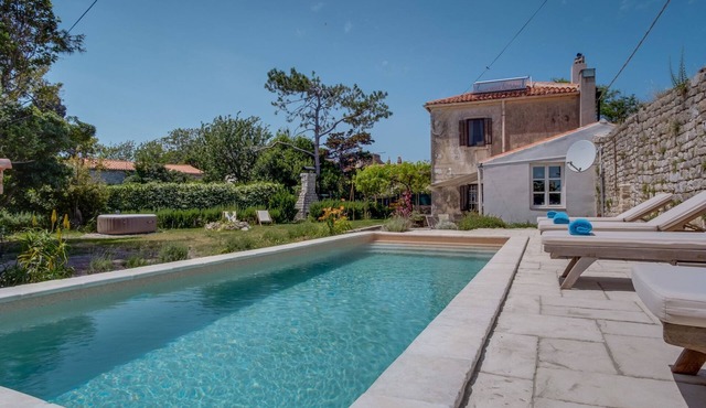 in Osor mit Privatem Pool by Interhome