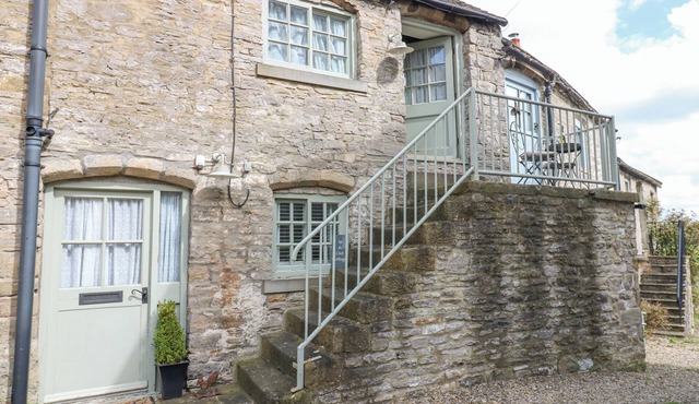 IN & OUT COTTAGE, pet friendly, with open fire in Middleham