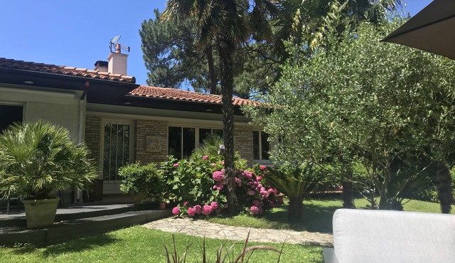 In Pereire beautiful villa 450m from the beach with wooded garden