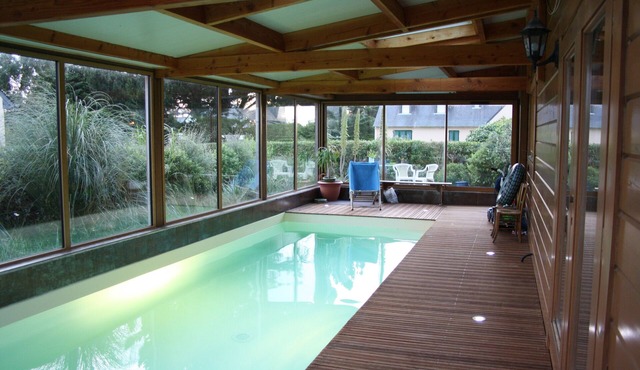 In Port Blanc, Large and warm wooden house covered swimming pool