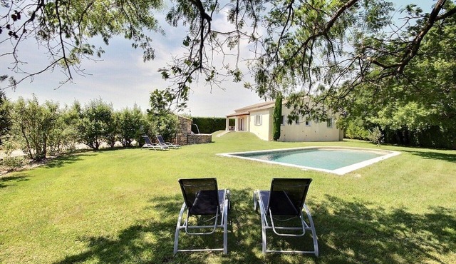 In PROVENCE, Facing LUBERON, A LITTLE CORNER OF PARADISE, PRIVATE VILLA FOR 6 Pers