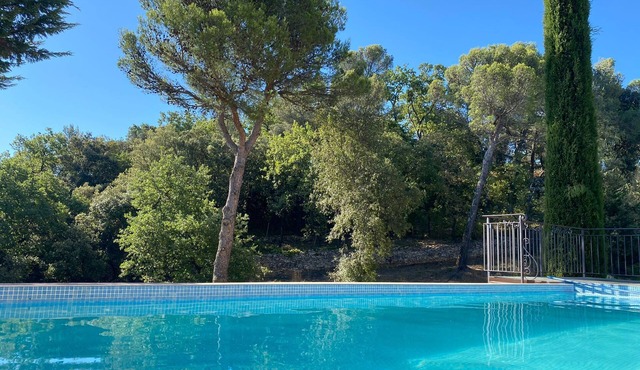 In Provence, large villa with swimming pool, 3400 m2 garden, 30 mn from Avignon