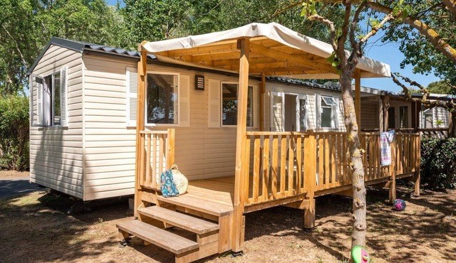 In Provence, Luberon Comfortable mobile home in a 4-star campsite