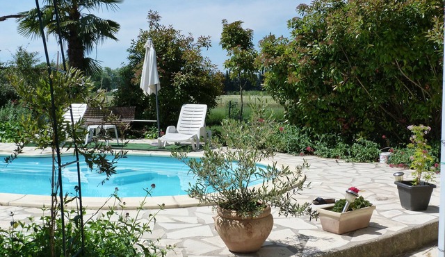 In Provence rental for 4 with garden, private pool in the countryside Internet