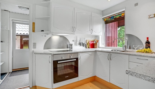 In quiet surroundings near the Ho Bay lies this cozy cottage.